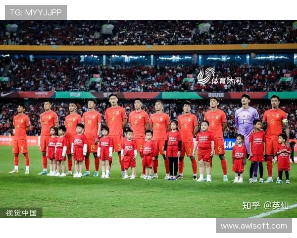 中国足球队备战世界杯预选赛，主教练强调团队合作与体能训练